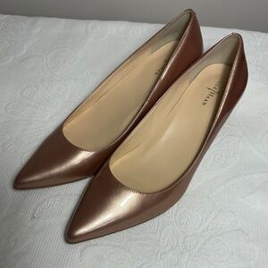 CHAMPAGNE COLOURED WOMEN'S PATENT LEATHER COLE HAAN KITTEN HEELS SIZE 9B